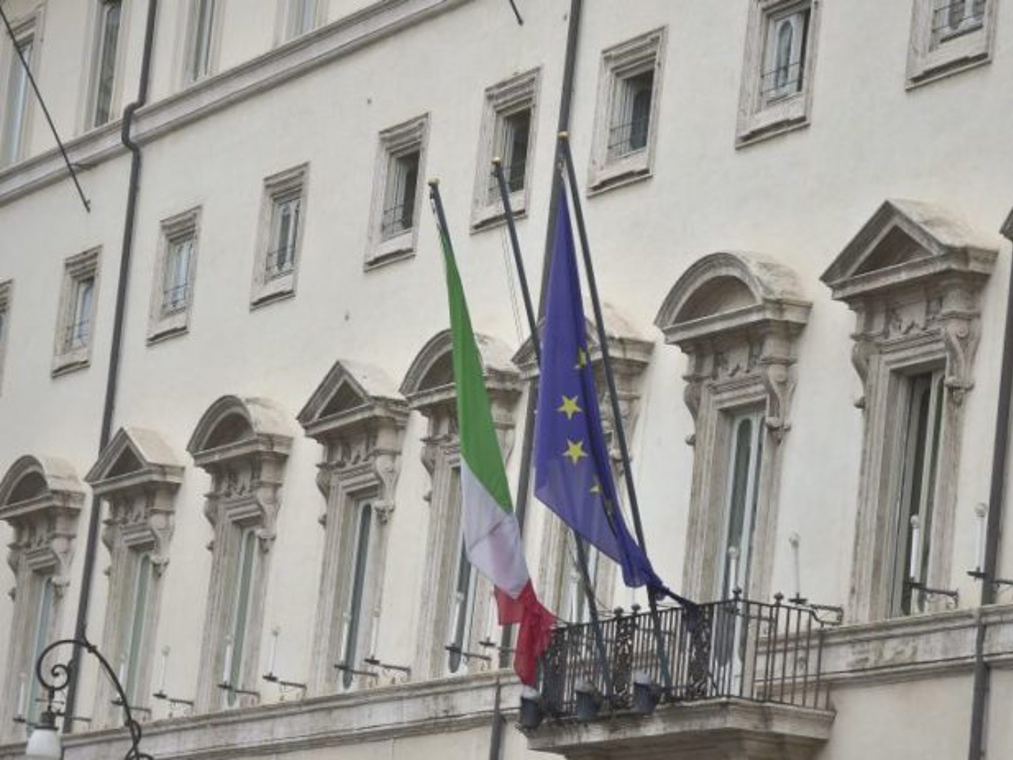 Ministro Foti: "Il governo farà la sua parte per aiutare le aziende in difficoltà"