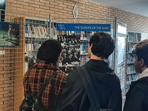 Studenti visitano la mostra