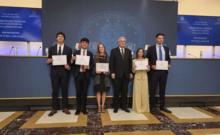 Collegio d'Europa, Ministro Foti premia i cinque migliori studenti italiani dell'anno accademico 2025-2026